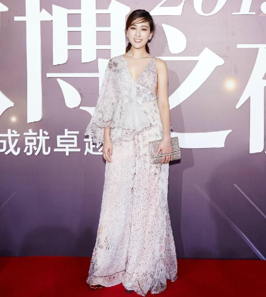 马苏穿低胸裙真美，却被“地中海刘海”毁了气质，比身旁大叔丑!