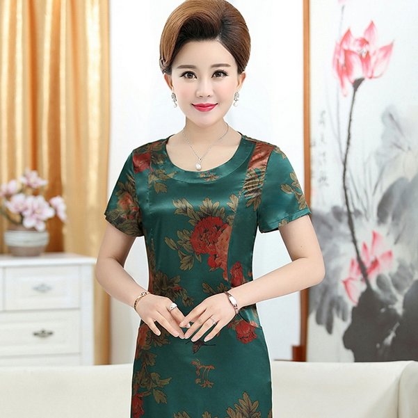 50岁的妈妈，裤子都扔了!就穿这雪纺连衣裙，洋气超显气质