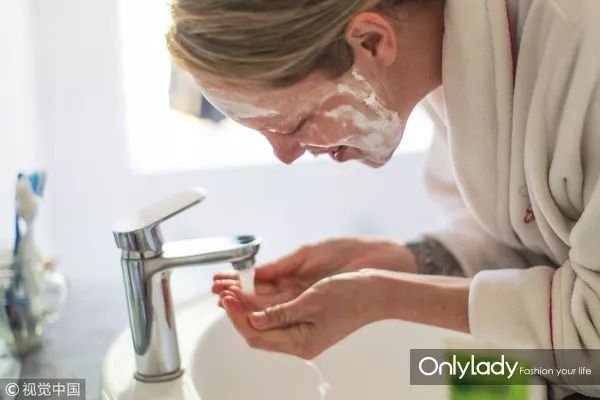 军训心机girl，走出美白误区才能变身行走的“灯泡”!