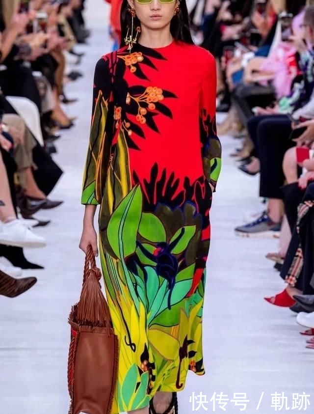 『花朵』2020开春 流行穿“开满花”的裙子,谁穿谁美!