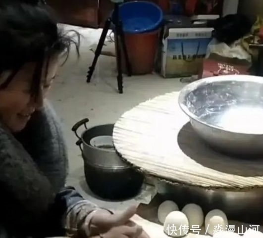 穿着■大衣哥出手阔绰,大衣嫂穿着貂蒸馒头,网友都说馒头真好看