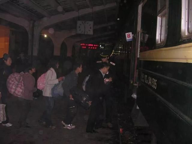 漫漫回乡路!通过照片看60年中国铁路春运的变