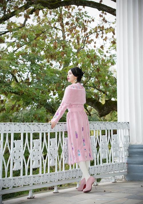 时装搭配·ifashion｜交叉十字的刺绣针法，清新的花朵漫落周身