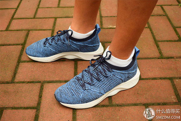 上了时装周，跑鞋也“变潮”-李宁轻云减震跑鞋开箱篇