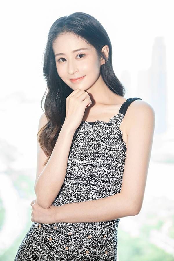 颖儿针织吊带裙展精致锁骨 波浪长发女人味足