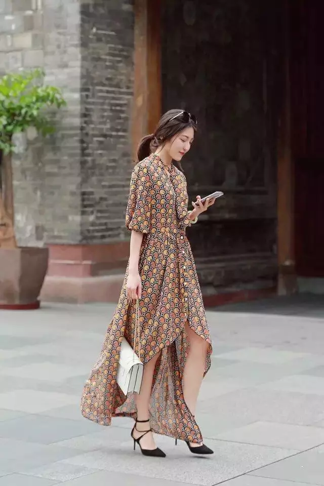 街拍：身穿黑色紧身的小姐姐，秀出窈窕身姿，网友：简直美极了！