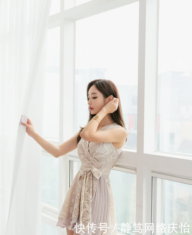  [米色]孙允珠：米色折叠飘叶夏末时节连衣裙！