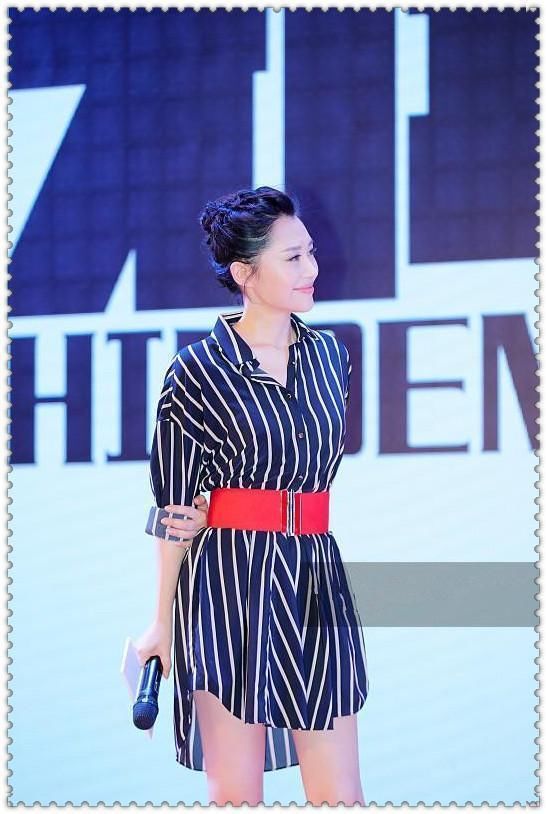 当49岁许晴与42岁赵薇同穿衬衫裙，才知道拥有一颗少女心有多重要