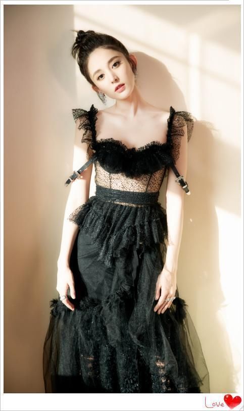 36岁张韶涵穿薄纱裙撞衫26岁古力娜扎都没输，网友:冻龄就服你