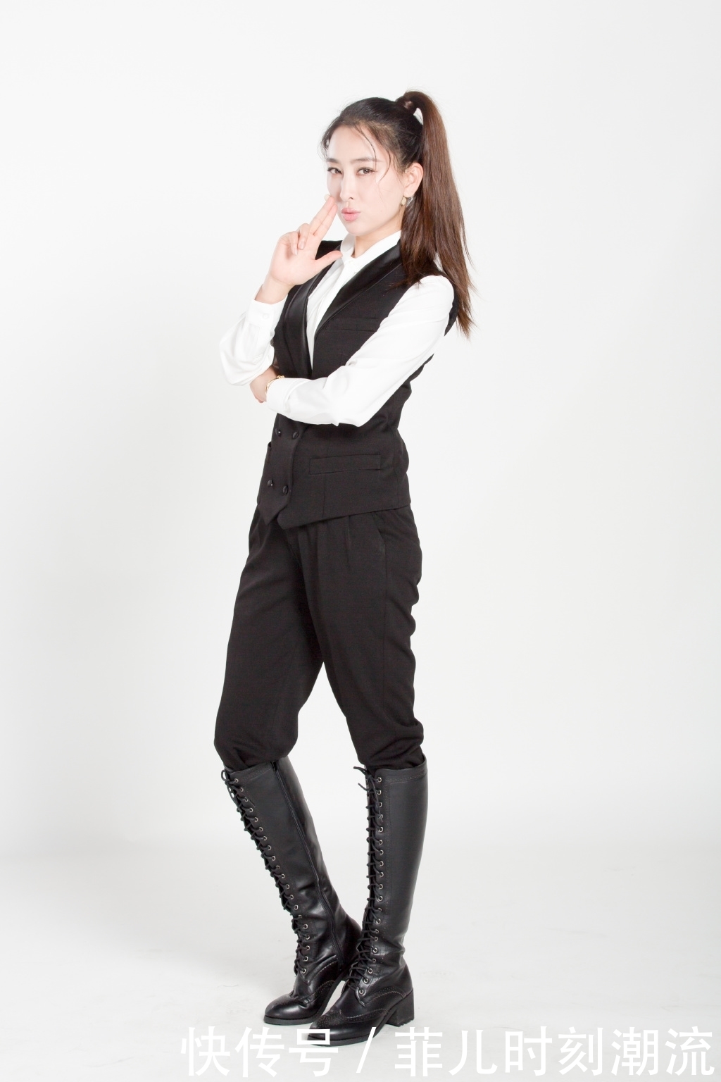 马苏现身机场，一条九分裤穿出小短腿，腿缝宽到能放下一个拳头！