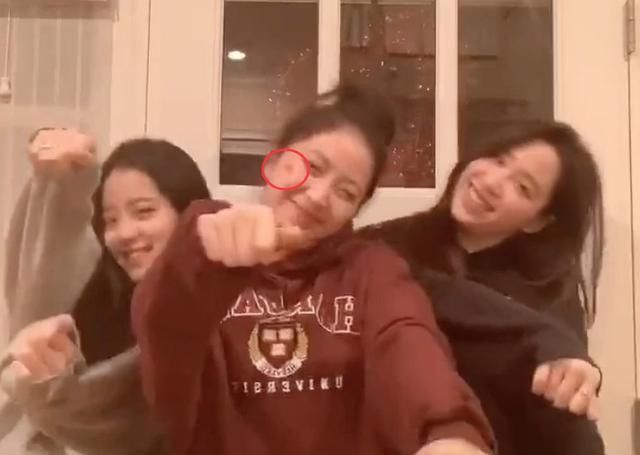 粉丝:欧阳娜娜和姐妹跳舞,不忘在妹妹脸上留下印记,看清后粉丝也想要