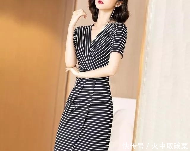  建议：开春后，70后若不差钱，建议穿这“新式”春裙，气质衬肤白，美