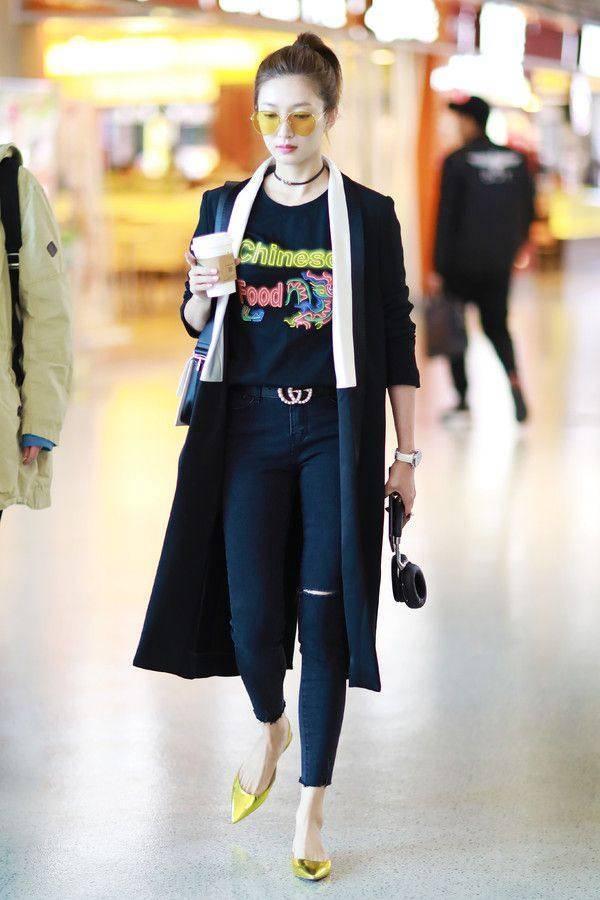 江疏影西装领格子外套配半身皮裙,气质非凡网