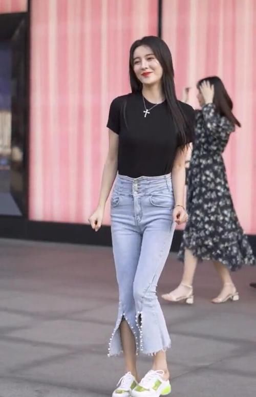 个性:城市街头的时尚小姐姐,个性鲜明,不一样的美!
