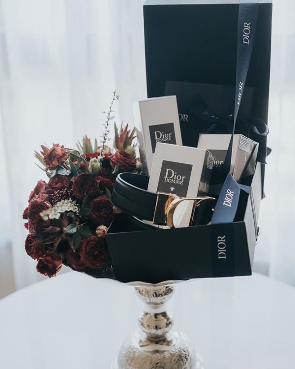 『杨颖』31岁男星奢华婚礼8层蛋糕悬空倒挂黄晓明杨颖婚礼也得黯然失色