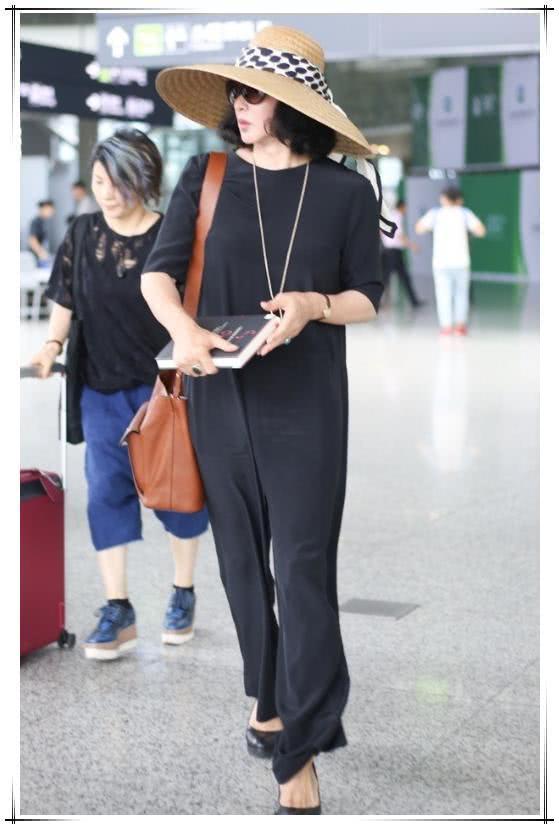 金星一件连体裤穿出时尚新高度，网友：我就好奇她上厕所咋办啊？