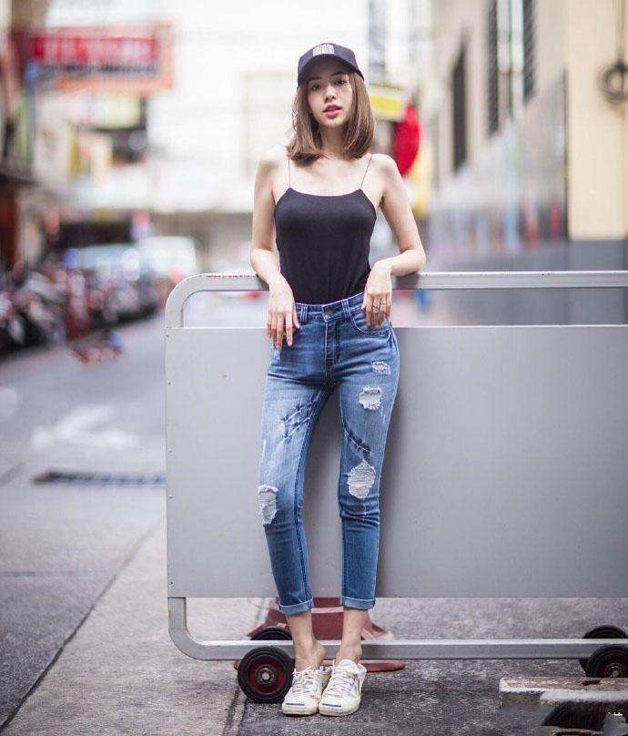 街拍: 小姐姐夏天露肩度过炎热，图1妹子这吊带绳太细!