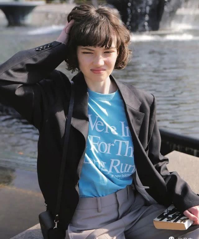  【内搭】人手一件的黑色西装 如何穿才能对得起美好春光？