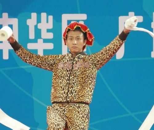  邓超：邓超彻底放飞自我一身豹纹掀起衣服玩二人转，孙俪笑得脸都红了