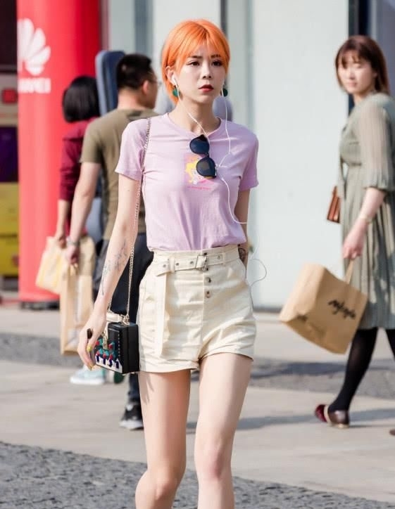 右脚:这裤子火了:“迈右脚是真裤子,迈左脚是假裙子”,潮人都在穿