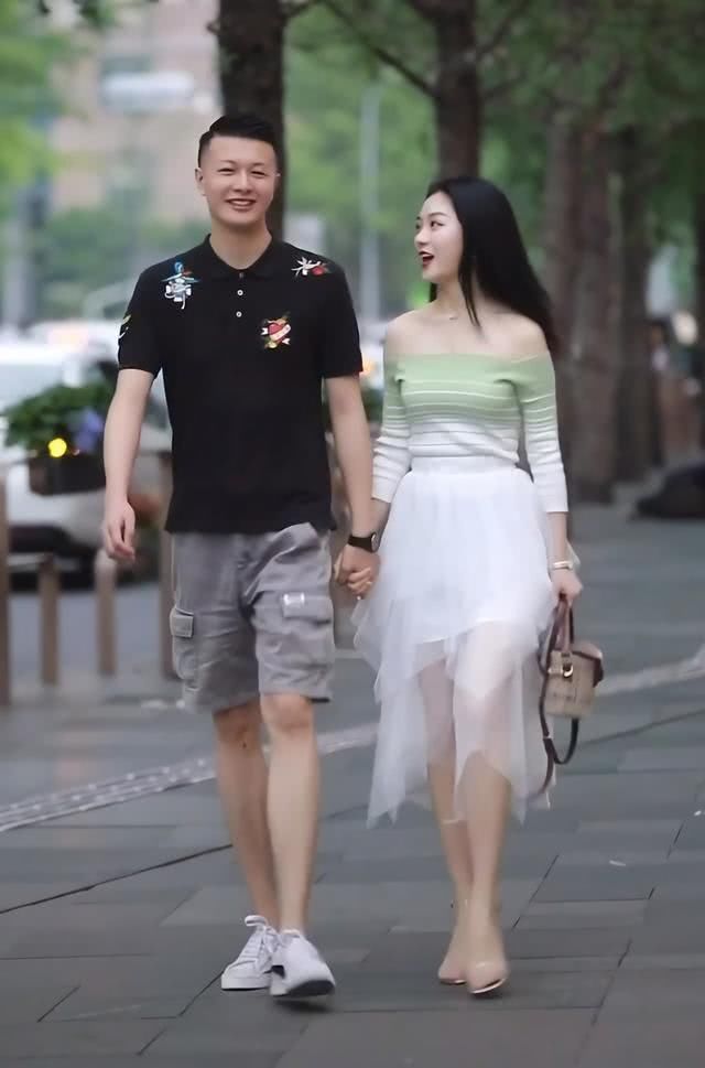  『女生』有种“秀恩爱”叫“你穿小白鞋，我穿高跟鞋”，女生：好甜蜜，好养眼！