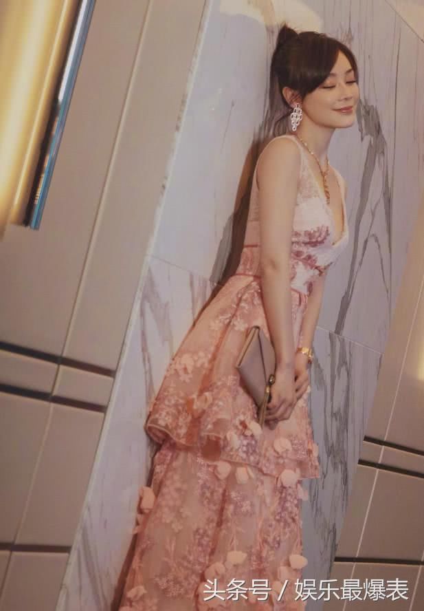 袁姗姗一身性感深V裙大秀火辣身材，网友：这比马甲线吸晴多了