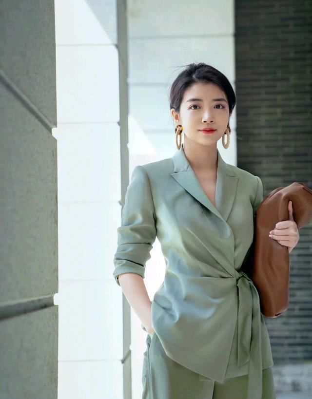 『三木博主』2020年春天穿衣就从一件绿色开始,时髦高级,轻松穿出大牌范
