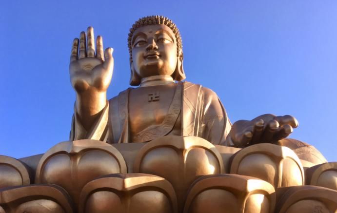  「游客」世界第一铜铸大坐佛，高38.66米，已成当地代表性景点！