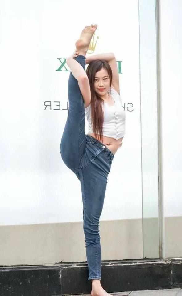 紧身牛仔街头练瑜伽，玩高难度动作，让路人都看呆了！