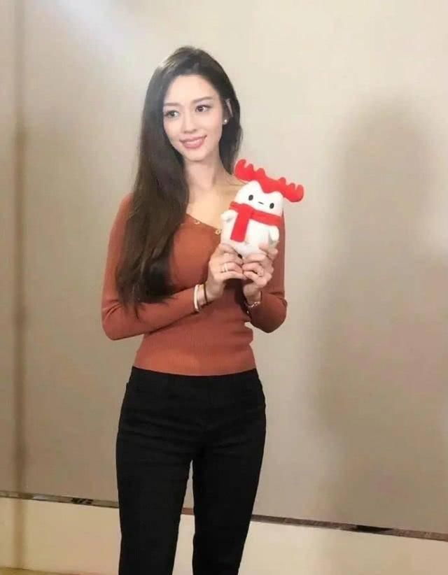 镜头■吉娜这3D身材绝了,穿上旗袍后朗朗忙遮镜头,这女人美得太惊艳
