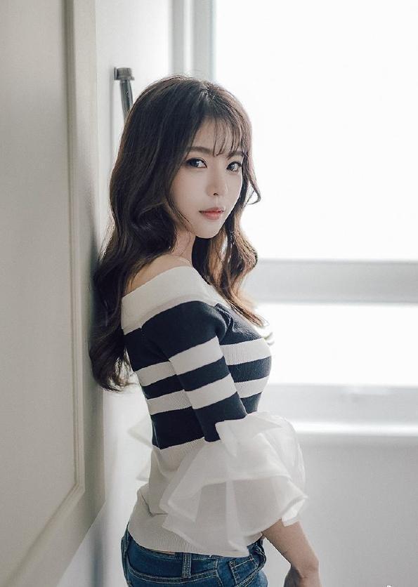 精致搭配的牛仔裤美女，凸显纤细小蛮腰，真漂亮