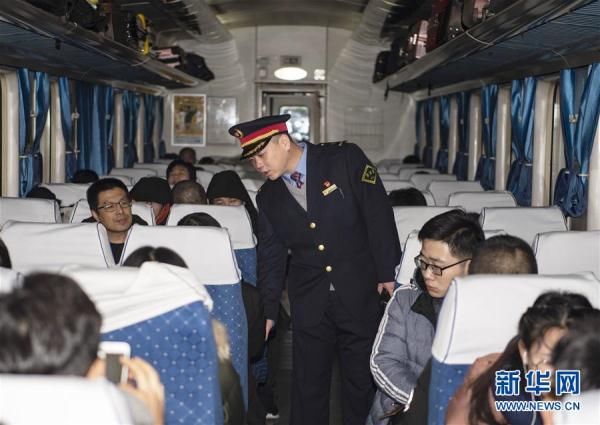  「列车长」夫妻列车长：12年仅3次在家过除夕