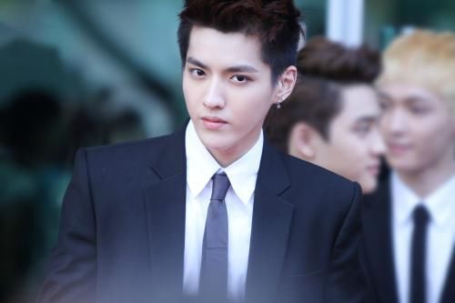 明星就必须哑巴吃黄莲?吴亦凡霸气回击造谣者，索赔50万名誉损失