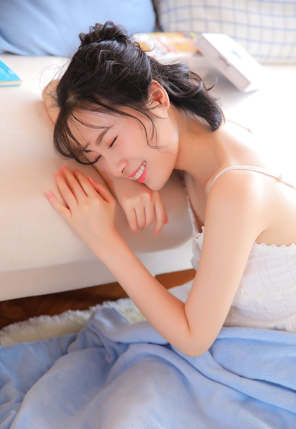 吊带美女尤物小露香肩诱惑美女图片