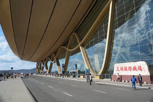  我国：我国西部最大的机场之一，年吞吐量超上海虹桥国际机场，