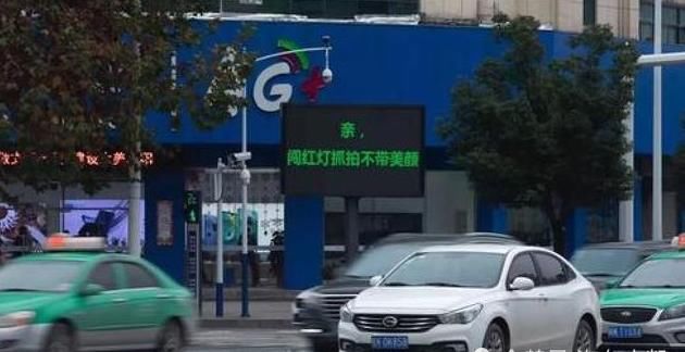  #闯红灯#误闯了红灯以后，不要紧张，这动作做到位，能帮你“挽回”6分