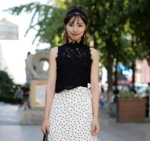 街拍：魅力十足的打底裤小姐姐大气不紧绷，显出迷人小蛮腰！