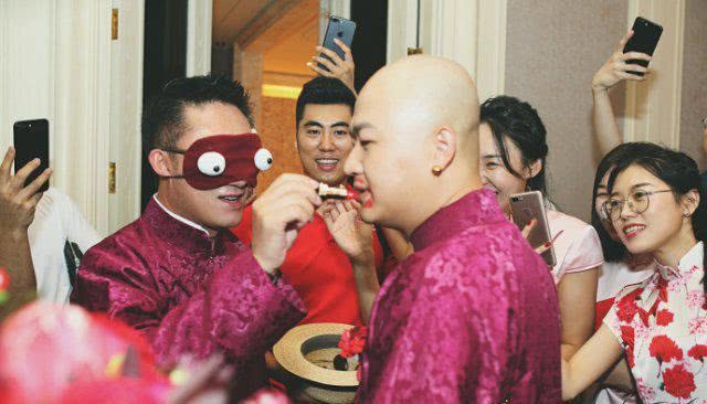 包贝尔参加好友婚礼，半夜放鞭炮惊醒老人小孩！网友：真是缺德