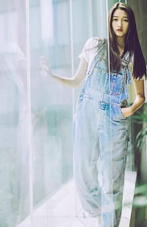 90后女星背带裤装pk，郑爽第五，关晓彤上榜，第一不是热巴