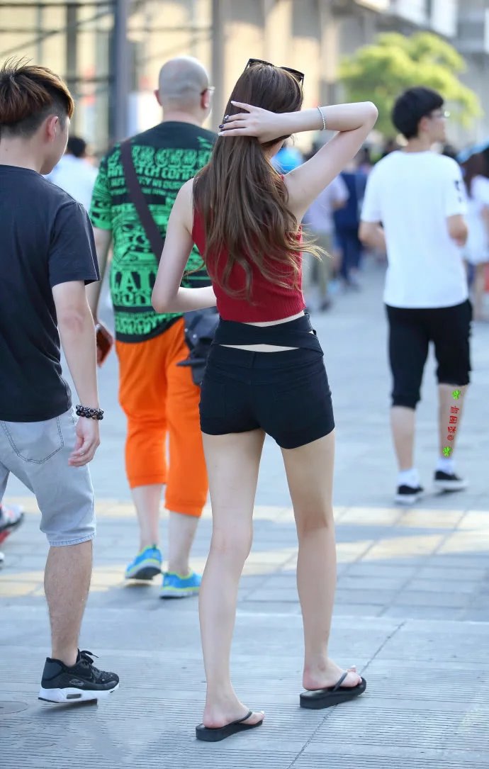 小姐姐身材苗条翘臀饱满圆润，上凸下翘的小身材也是很有魅力的