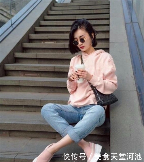  「短发」街拍：齐肩短发的小美女，白色长裙配黑色高跟鞋，简洁又素雅