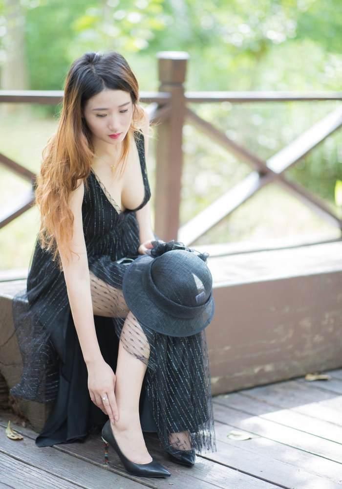 深圳街拍 美女短裤和短裙 凸显了女神婀娜多姿的好身材 好喜欢!