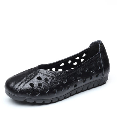 越来越多女人不穿高跟鞋了，现流行洞洞鞋，气质超群还显高