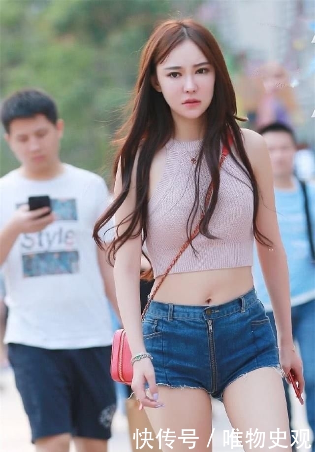 [ 拉链]中间的拉链设计将热裤分成两半，街拍美女：小姐姐这热裤够潮
