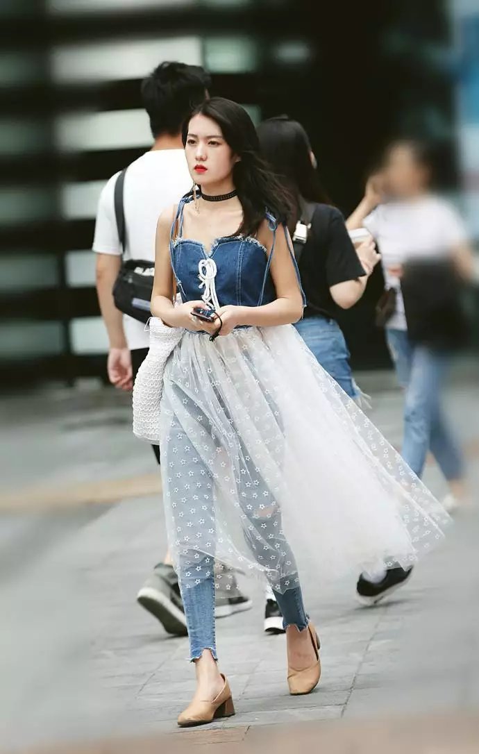 街拍,美女黑色蕾丝镂空背心,搭配黑色皮裤,身材丰满,很漂亮!