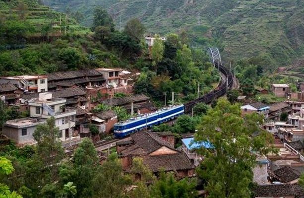 中国最特殊的大桥:火车经过都鸣笛30秒，只因桥墩浇筑1个人