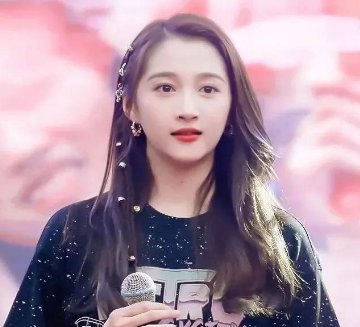  滤镜■关晓彤的生图有多能打？参加活动失去美颜滤镜，颜值跟精修没差别