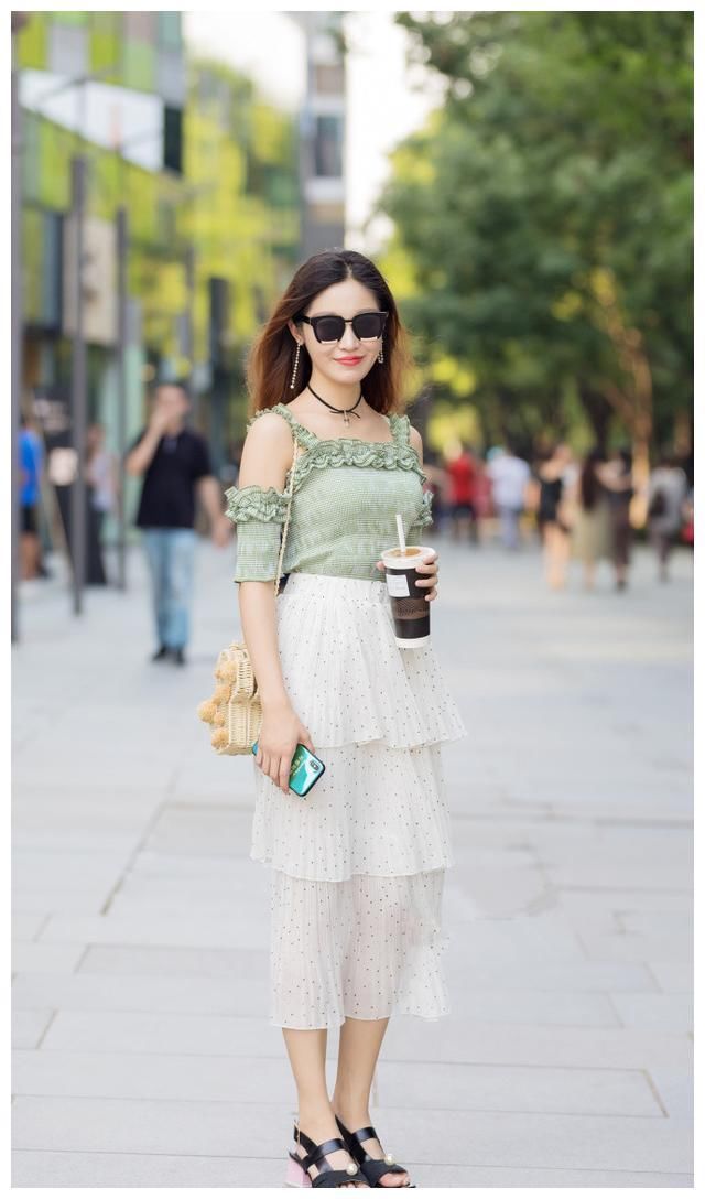 街拍:图1简单清爽穿搭，图2俏皮可爱连衣裙，图3性感紧身连衣裙