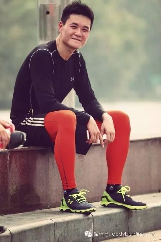 从握酒瓶到拿哑铃，他一年练出了腹肌!