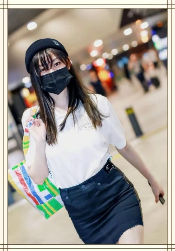 张天爱豁出去了！三伏天穿连体裤+长筒靴，网友：不怕捂出痱子吗